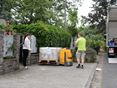 Levering van stenen tot aan de rand van het trottoir