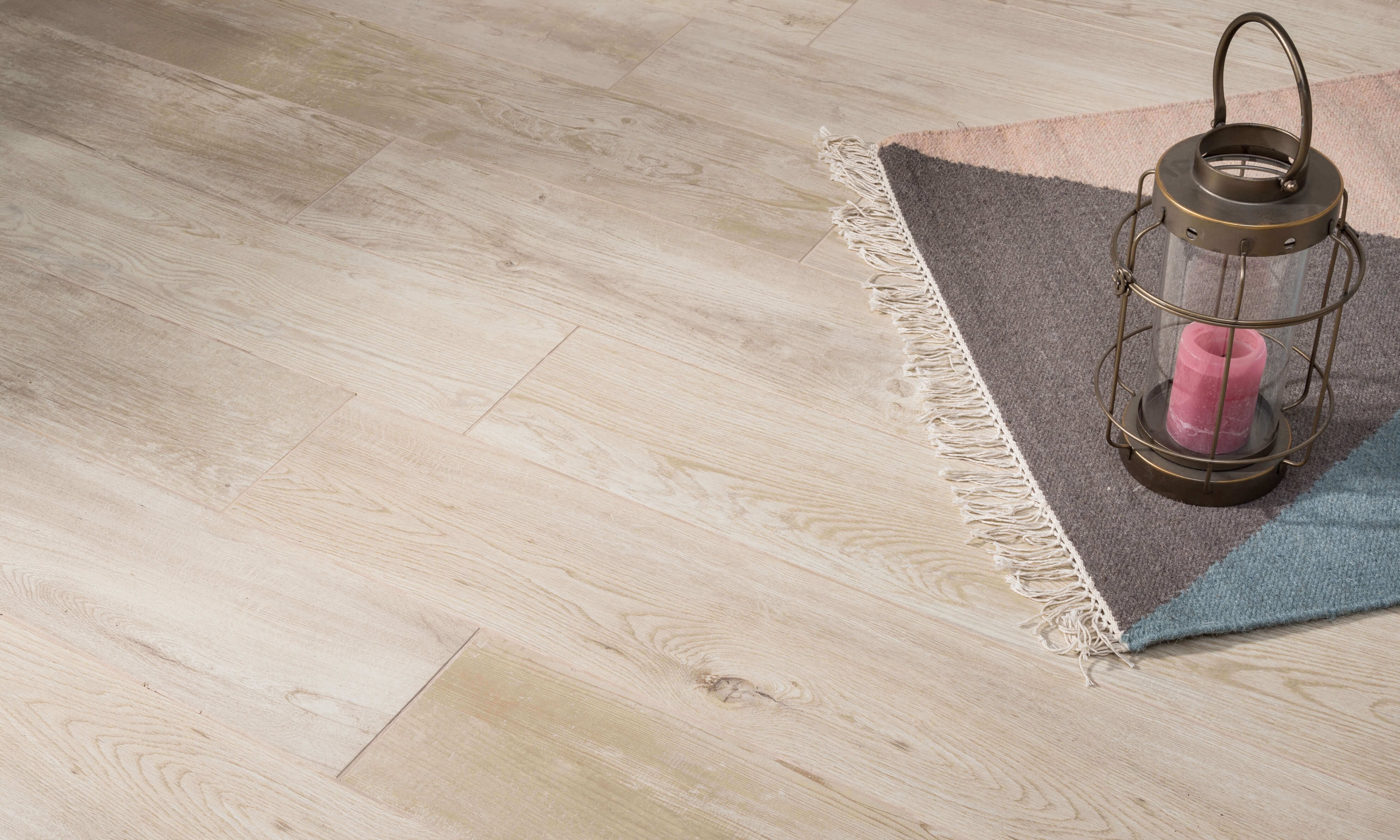 Urban White houteffect tegels in lichtbeige met tapijt en decoratieve lantaarn