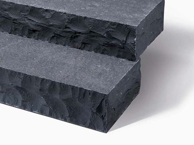 Muurblokken basalt Takeda gebosseerd op maat gezaagd