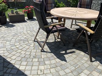 Bestrating Gneiss Urban Grey Line met tafel