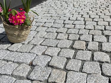 bestrating_steen_graniet zilver_roest_oprijlaan_bij_bloemen