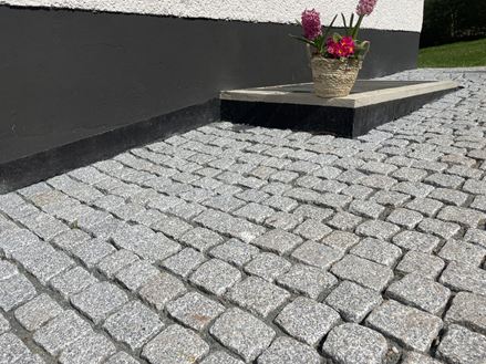bestrating_steen_graniet zilver_roest_oprijlaan_bloemen