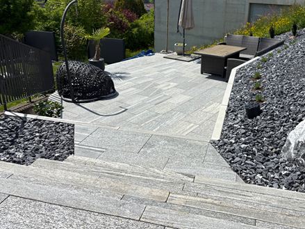 Gneiss_UGL_gazon_randen_terras_platen_trappenhuis_zicht