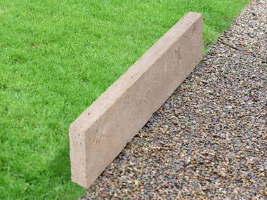 Gazonranden travertin medium met graszoden en grind