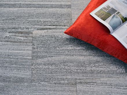 Urban Grey Line gneisplaten met oranje kussen en tijdschrift