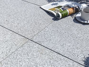 Granieten terrasplaat Silver Classico met tijdschrift en koffiekopje