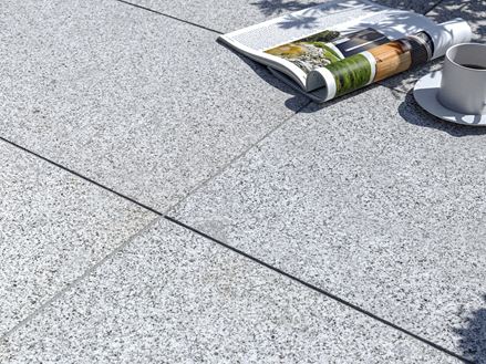 Granieten terrasplaat Silver Classico met tijdschrift en koffiekopje