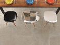 Moderne elegantie in steenlook: Elements Clay Eethoek op het terras met steenlook tegels als vloerbedekking