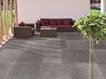 Moderne look voor buiten: Bluestone Bali Bluestone Bali kalksteenlook terrasplaten met rode bank op het terras
