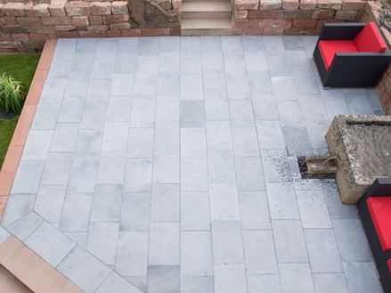 Hardstenen terras met modern meubilair van bovenaf