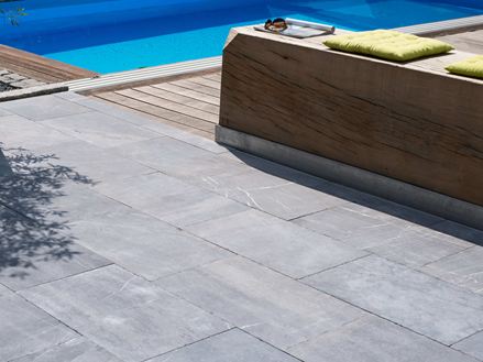 Azur tegels op terras met zwembad