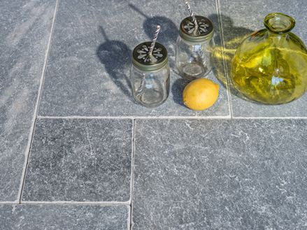 Fles en glas op Afyon grijs marmer