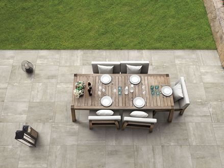 Beige-kleurige betonlook Betonzandpanelen met terras, tafel en stoelen