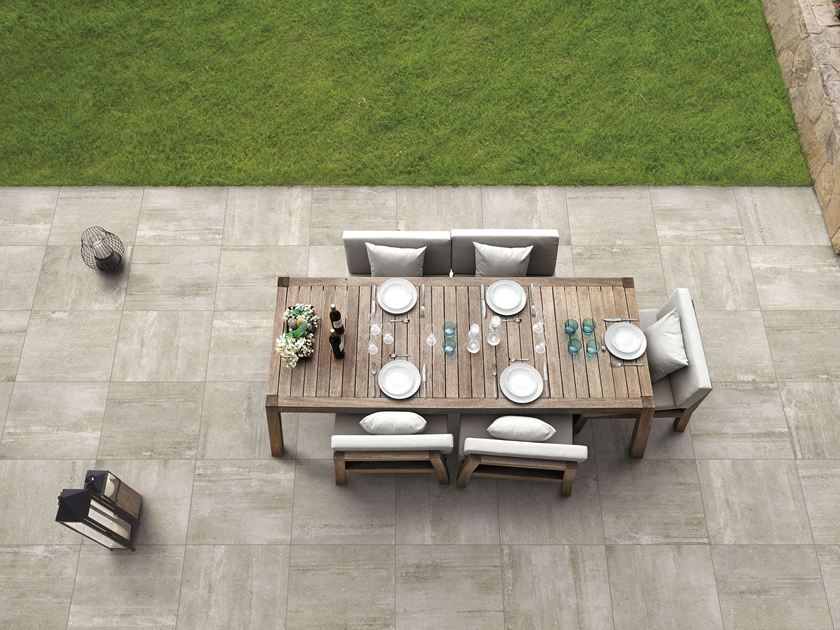 Beige-kleurige betonlook Betonzandpanelen met terras, tafel en stoelen