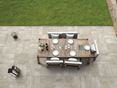 Modern buitenparadijs: Betonzand Beige-kleurige betonlook Betonzandpanelen met terras, tafel en stoelen