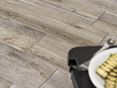 Houtlook gelegde platen met tafel en eten in de hoek