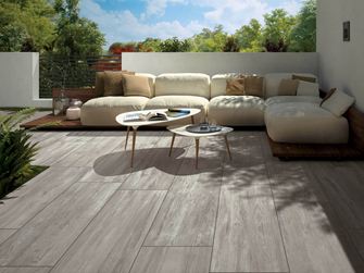 Modern terras met aangrenzende tuin Houtlook terrastegels