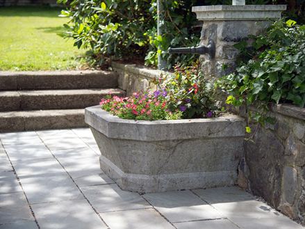 Zandsteenplaat in grijs Kandla Grey Fontein met bloemen