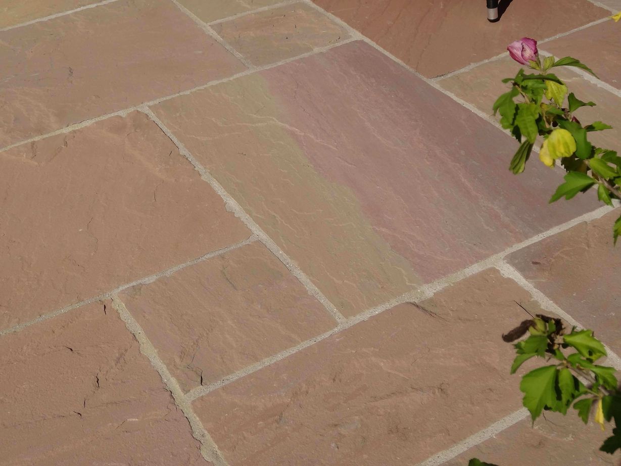 Zandsteenplaat Modak totaalbeeld met planten