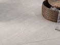 Lichtgekleurde terrasplanken in leisteenlook Canyon Gold met decoratieve korf