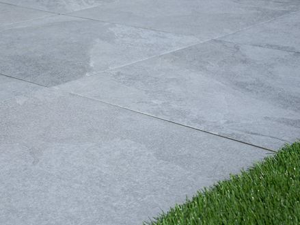 Alpine Grey terrasplanken in lichte leisteenlook met gazonrand