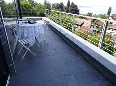 Modern balkon met zwarte leisteen platen
