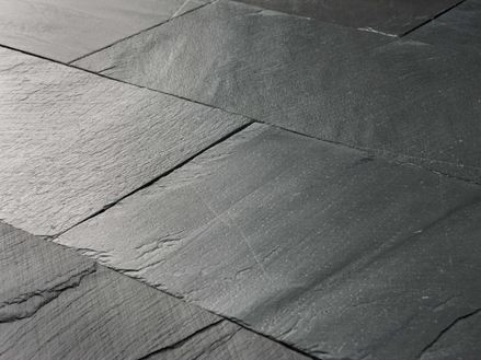 Close-up van geÃ¯nstalleerde Black Rustic leisteenplaat met gespleten oppervlak