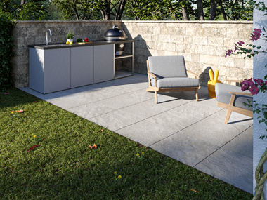 Terras met Classic Grey steeneffectplaat en buitenkeuken