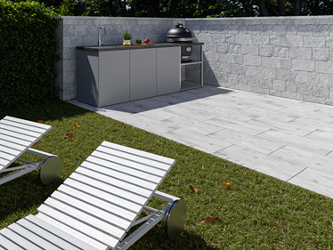 Terras met Grijs Eiken planken met 3 cm houteffect met gazon, ligstoelen en buitenkeuken