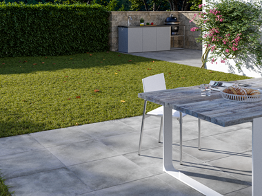 Terras met betonlook platen Ombra 3cm met tafel en buitenkeuken