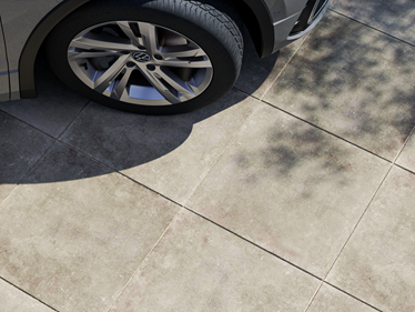 Bovenaanzicht van Roma 3cm betonlook panelen met auto en schaduwuitsparing