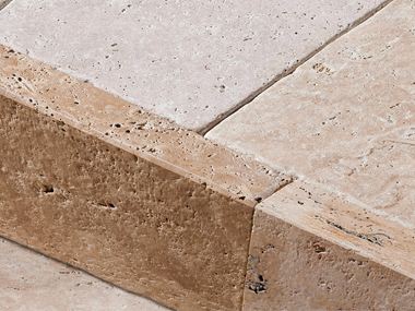 Close-up van travertin randsteen medium met geborsteld oppervlak