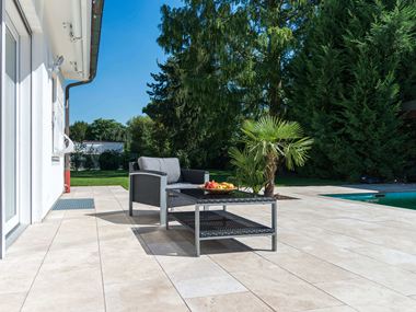 Rotanmeubels op een chic travertin terras