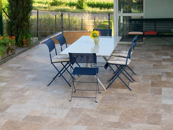 Travertin Noce terras met tuintafel