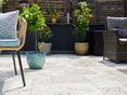 Rustieke travertin platen op het terras met stoel