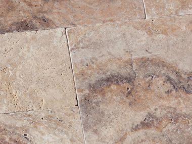 Scabas travertin met gevarieerd kleurenspel Close-up