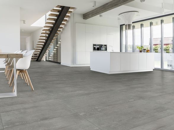 Moderne eetkamer, trap en tafel met Concrete Smoke betonlook tegels in donkergrijs