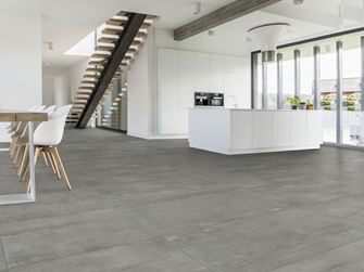 Moderne eetkamer, trap en tafel met Concrete Smoke betonlook tegels in donkergrijs