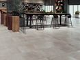 Lichtgrijze betonlook met pure klei Pure Clay betonlook tegels met tafel en stoelen