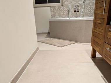 Urban_beige_badkamer_zicht_badkuip