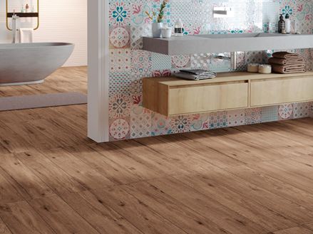 Badkamer met Scandi noten houtlook tegels