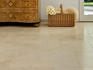 Close-up van lichtbeige kalkstenen tegels Cleopatra Light