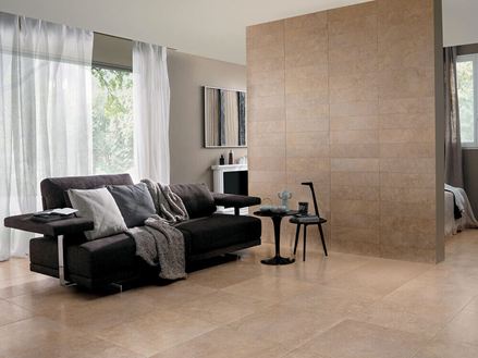 Woongedeelte met Italiaanse beige porcellanato tegels op de muur en vloer