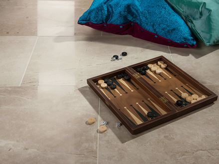 Royal Cream gepolijste tegels met backgammon en 2 kussens