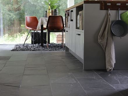 Klantenfoto Zwart Rustiek leisteen in de keuken met komstoel