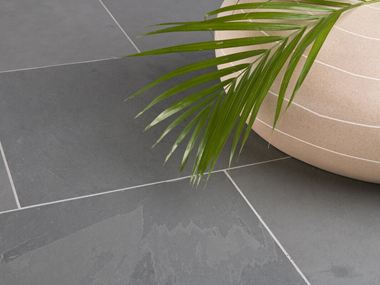 Grijze tegels met decoratie en palmtak