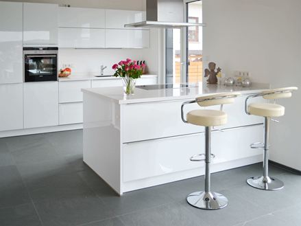 Tegels van grijze tegels in een moderne keuken met witte meubels
