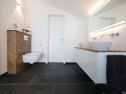 Leisteen Mustang tegels in een moderne badkamer