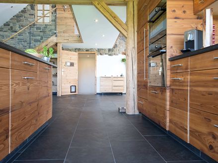 Keuken met houten banken en Mustang leistenen tegels