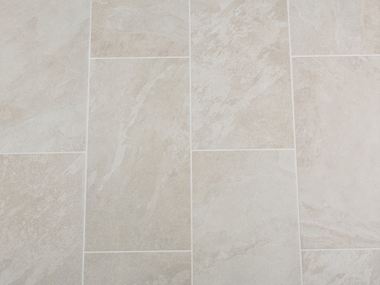 Keramische tegels in Alpine Beige leisteenlook, groter oppervlak